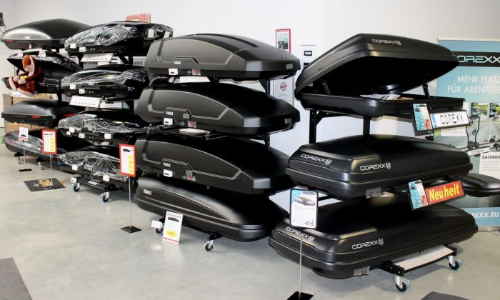 Verschiedene Dachboxen der Hersteller THULE und COREXX.