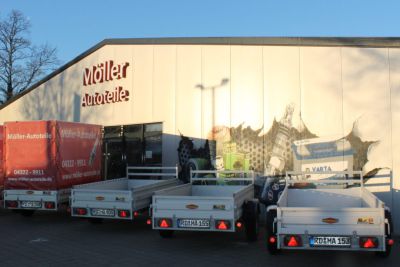 Fünf Anhänger vor dem Laden von Möller Autoteile
